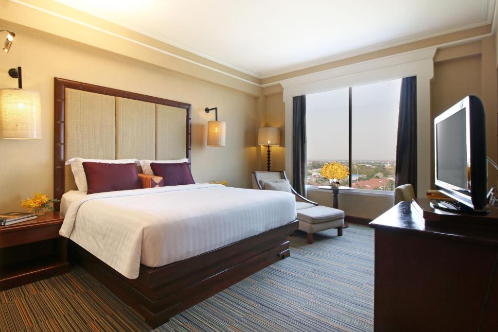 Habitación de hotel con cama grande y TV en The Imperial Hotel & Convention Centre Korat, en Nakhon Ratchasima