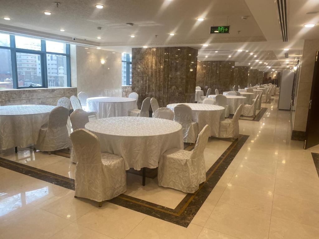 فندق ملاك الصفوة في مكة المكرمة: قاعة احتفالات بالطاولات البيضاء والكراسي