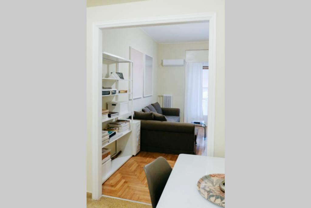 Kuchyň nebo kuchyňský kout v ubytování Newly Renovated Athenian Apt with Balcony