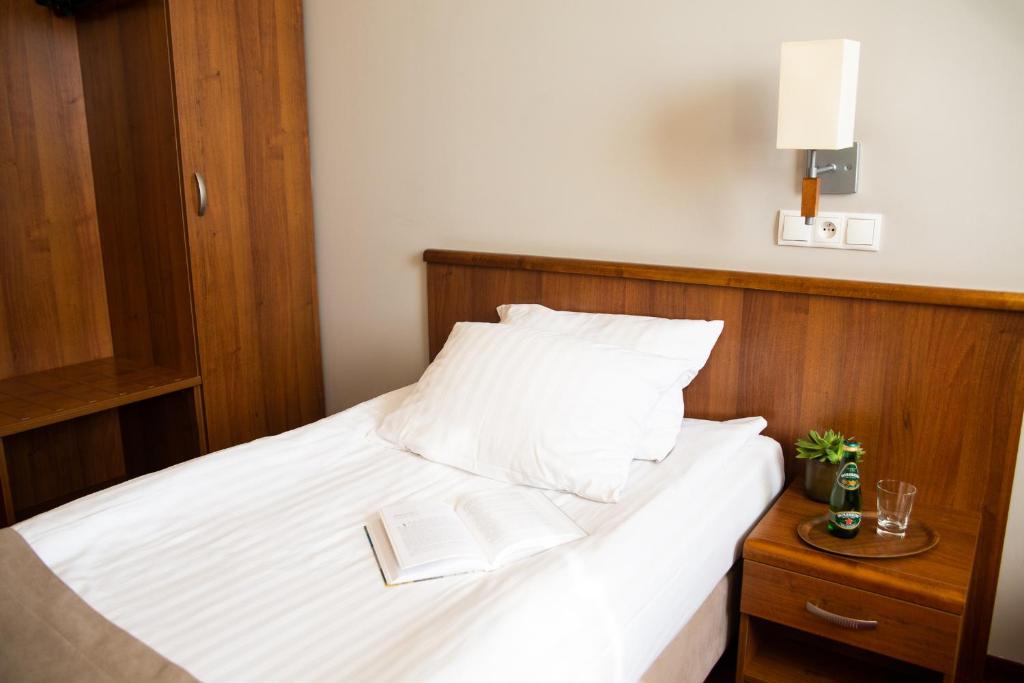 Posteľ alebo postele v izbe v ubytovaní Hotel Filmar