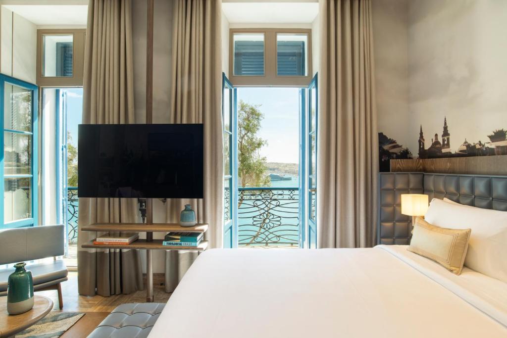 TV a/nebo společenská místnost v ubytování Iniala Harbour House