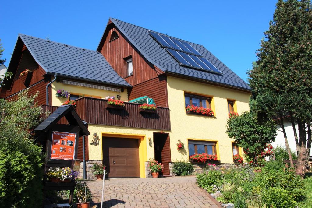 una casa con paneles solares en el techo en Apartment Fudel, en Kurort Oberwiesenthal