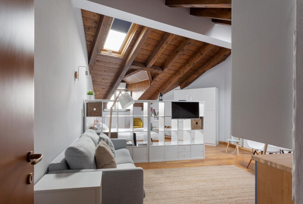 - un salon avec un canapé et une télévision dans l'établissement Modern and Elegant studio apt - Milano Isola District, à Milan