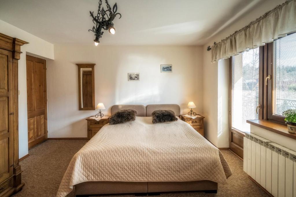 1 dormitorio con 1 cama con 2 almohadas en Willa Litworówka, en Biały Dunajec