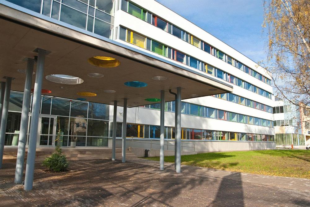 a large building with windows and frisbees on it at Tartu Rakendusliku Kolledži Hotell in Tartu