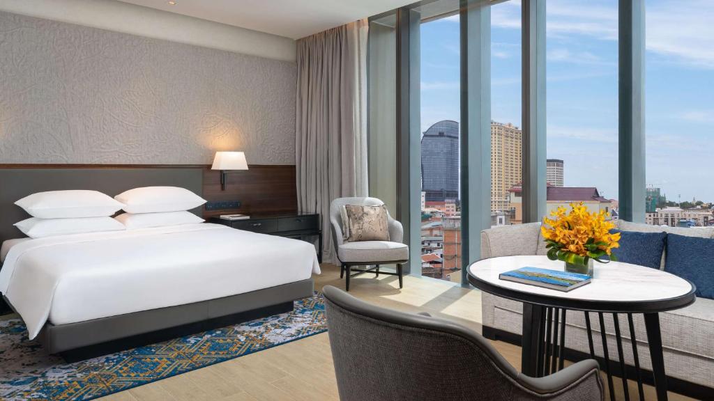 Postel nebo postele na pokoji v ubytování Hyatt Regency Phnom Penh