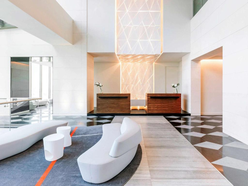 vestíbulo con muebles blancos y suelo a cuadros en Sofitel Mexico City Reforma, en Ciudad de México