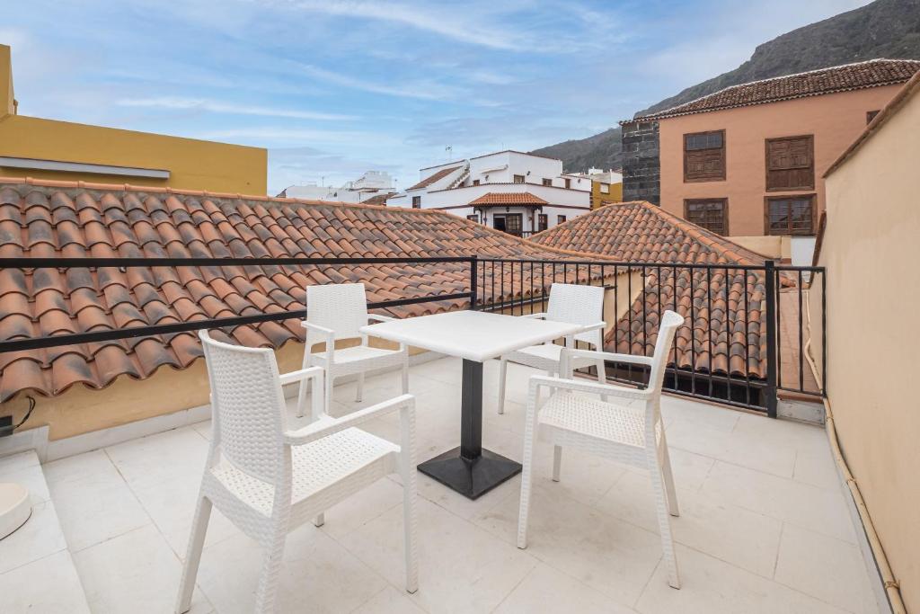 einen weißen Tisch und Stühle auf dem Balkon in der Unterkunft Casa Tradicional Canaria - D in Garachico