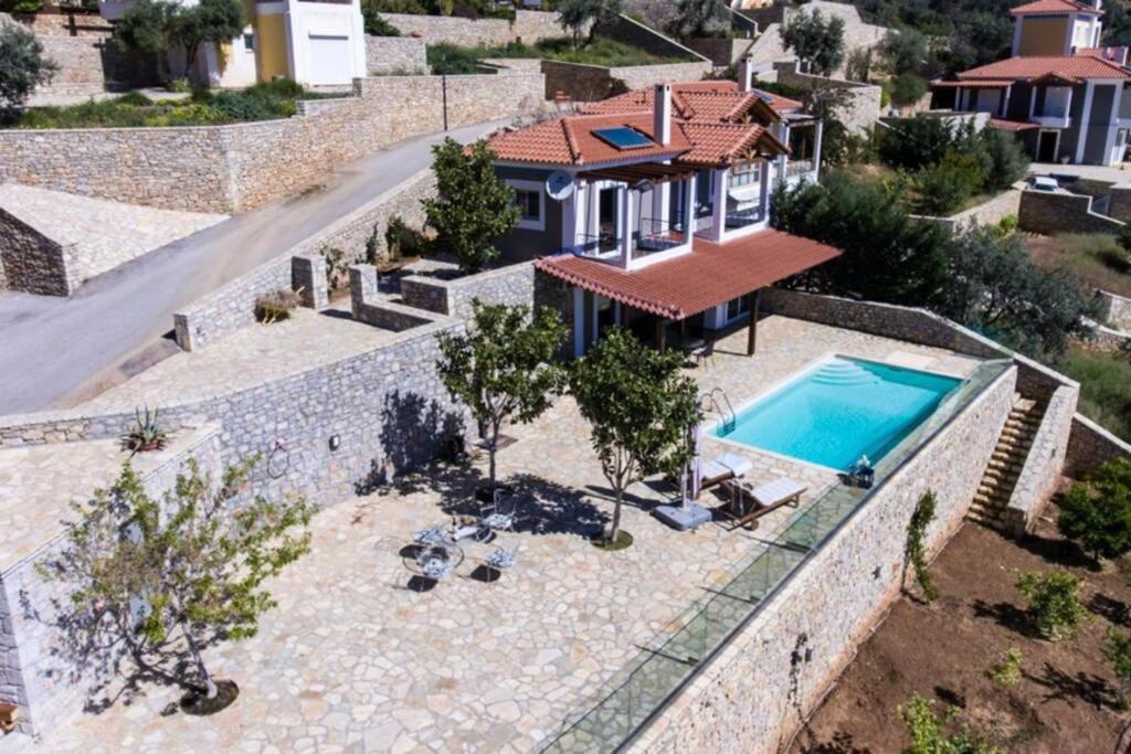 Bazén v ubytování Apollo Romantic Sea View Villa nebo v jeho okolí