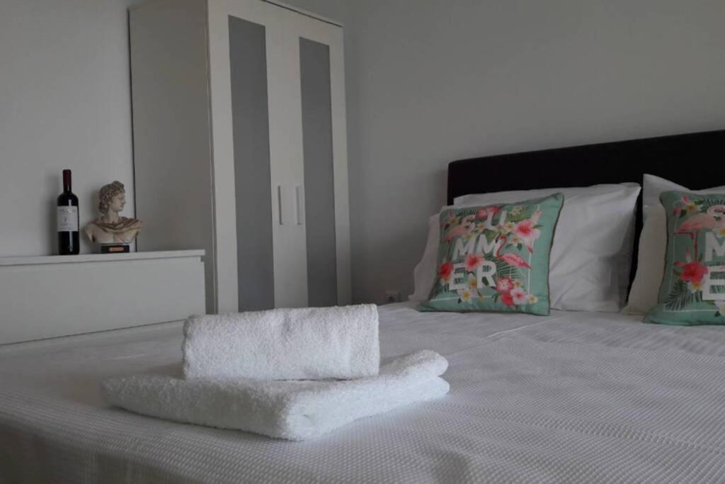 Postel nebo postele na pokoji v ubytování Apollo Romantic Sea View Villa