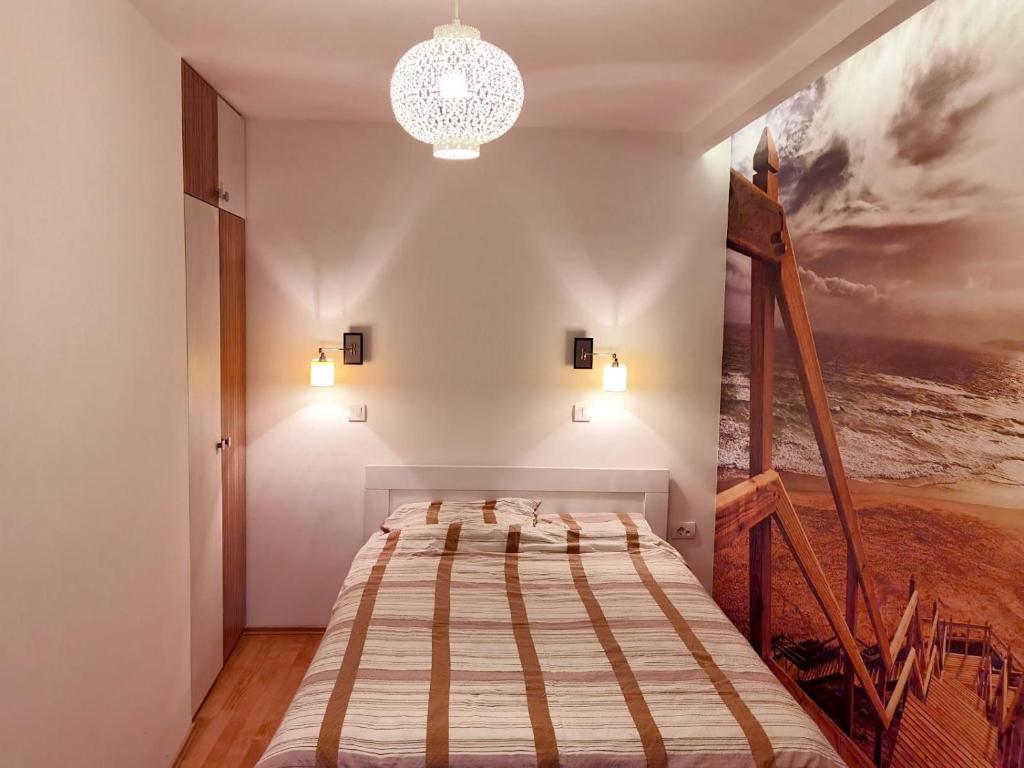 Alo Alo Apartman 6 في كروشيفاتس: غرفة نوم بسرير ودهان على الحائط