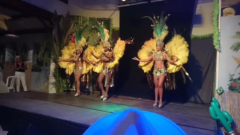 un grupo de mujeres actuando en un escenario en SABLE DU MIDI chez gégé, en Valras-Plage