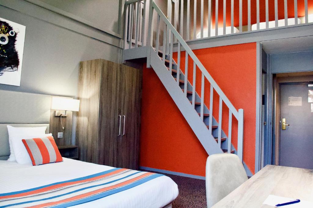 Kyriad Prestige - Bordeaux Aeroport - Quadruple Room With 1 Double And 2 Single Beds