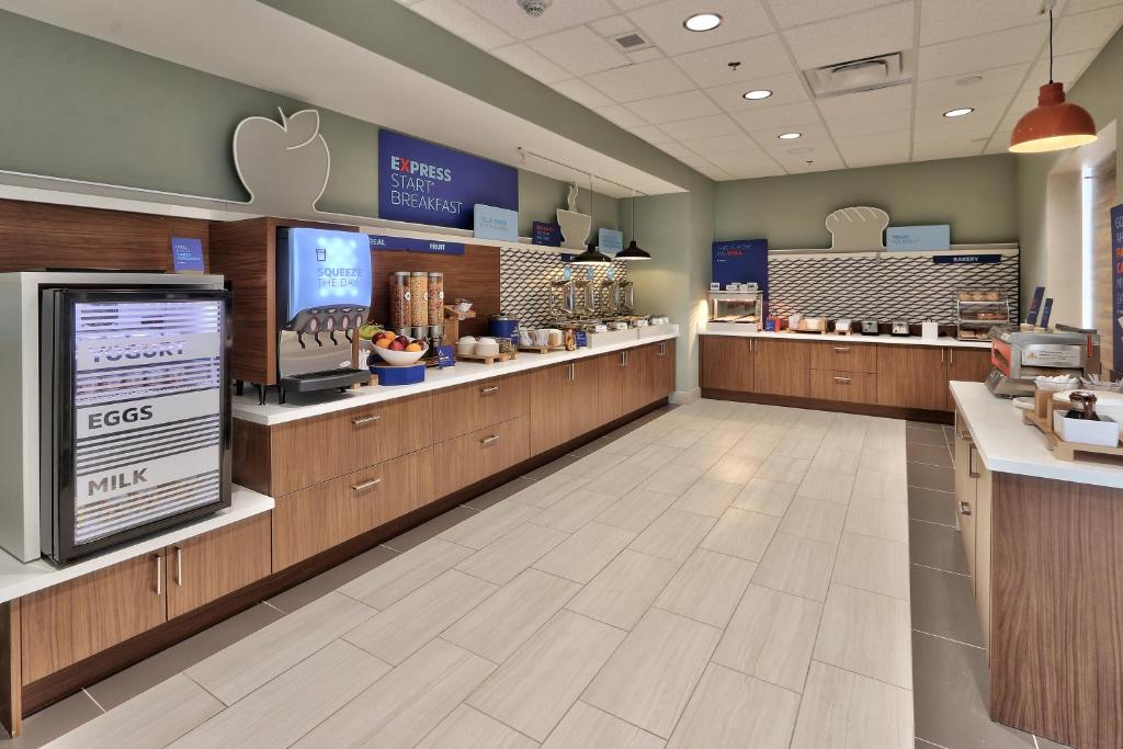 Holiday Inn Express & Suites - Albuquerque East by IHG photo