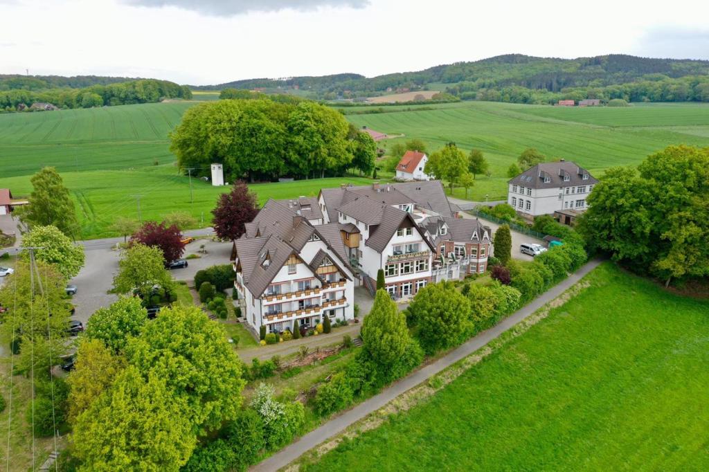 una vista aerea di una grande casa con cortile di Landhotel Buller a Hagen