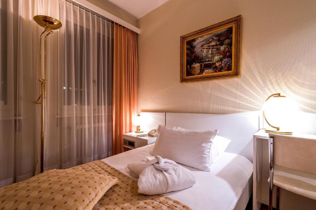 Postel nebo postele na pokoji v ubytování Hotel Century