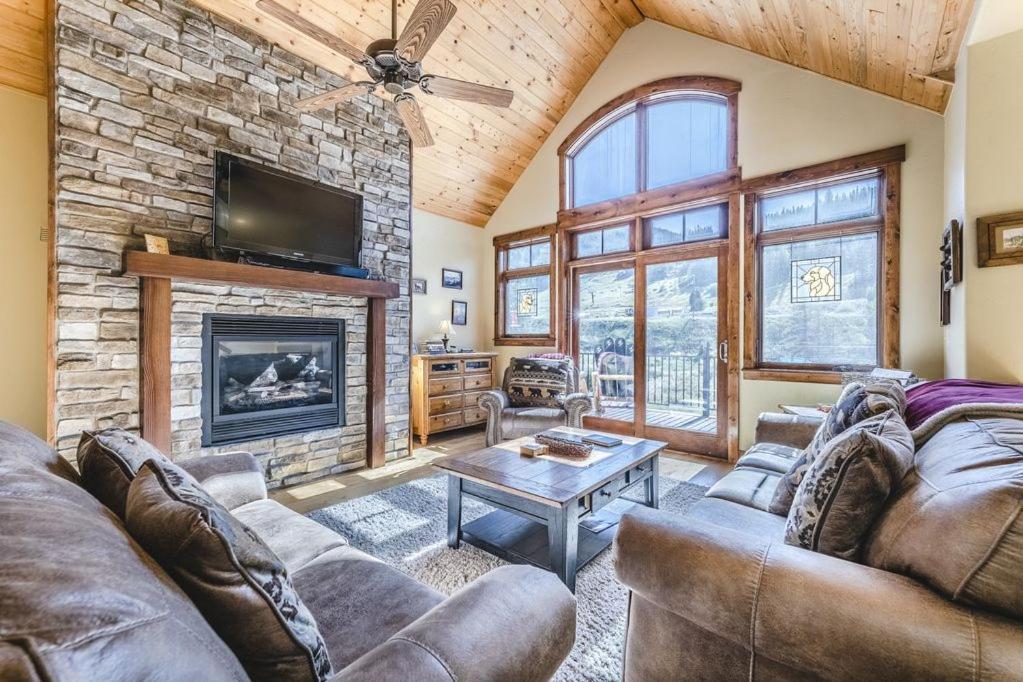 Area tempat duduk di Slopeside Luxury Villa #136 With Fantastic Ski Views - 500 Dollars Of FREE Activities & Equipment Rentals Daily