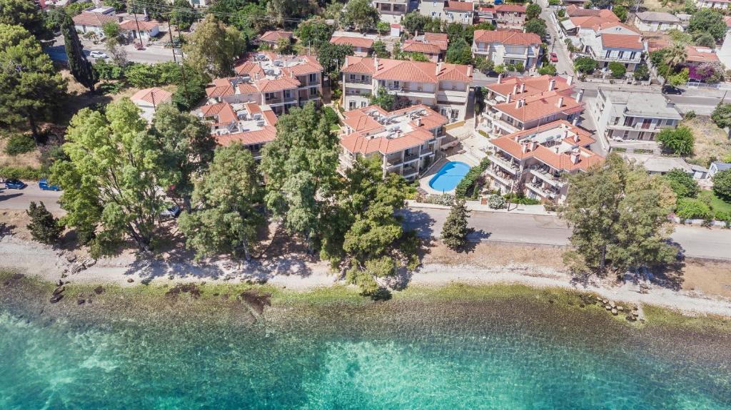 - une vue aérienne sur une villa sur une plage dans l'établissement Meliti Waterfront Suites, à Karavomylos
