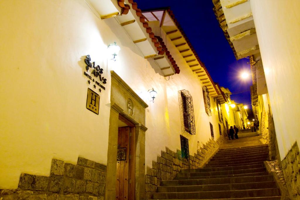 um beco com escadas numa cidade velha à noite em Hotel & Mirador Los Apus em Cusco