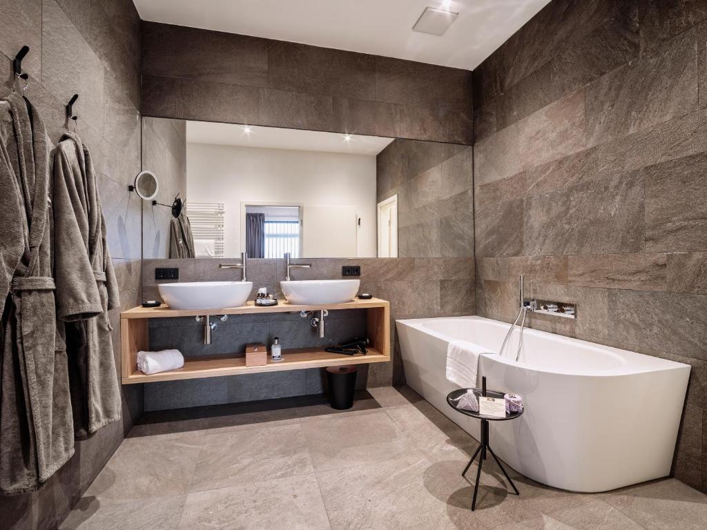 Koupelna v ubytování Romantik Hotel Hirschen