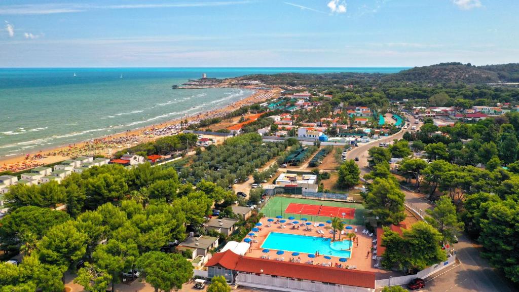 - Vistas aéreas al complejo y a la playa en Villaggio Turistico Le Diomedee, en Vieste