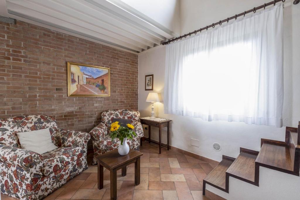 A seating area at Borgo Grondaie
