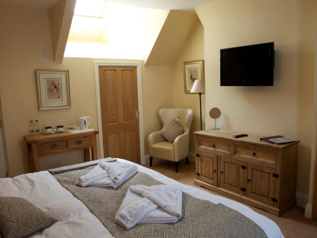 
A bed or beds in a room at Carriages Telford
