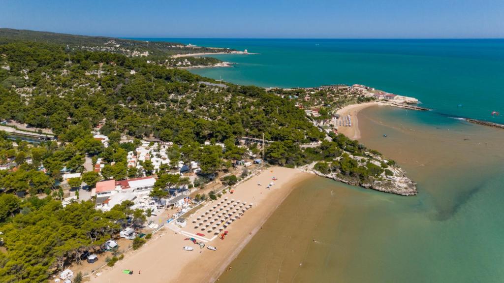 una vista aérea de la playa y del océano en Villaggio Capo Vieste, en Vieste