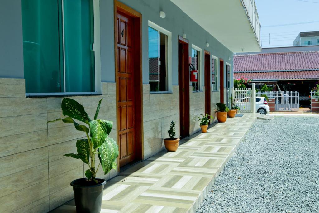 un pasillo de un edificio con una maceta en Pousada Imperatriz, en Penha