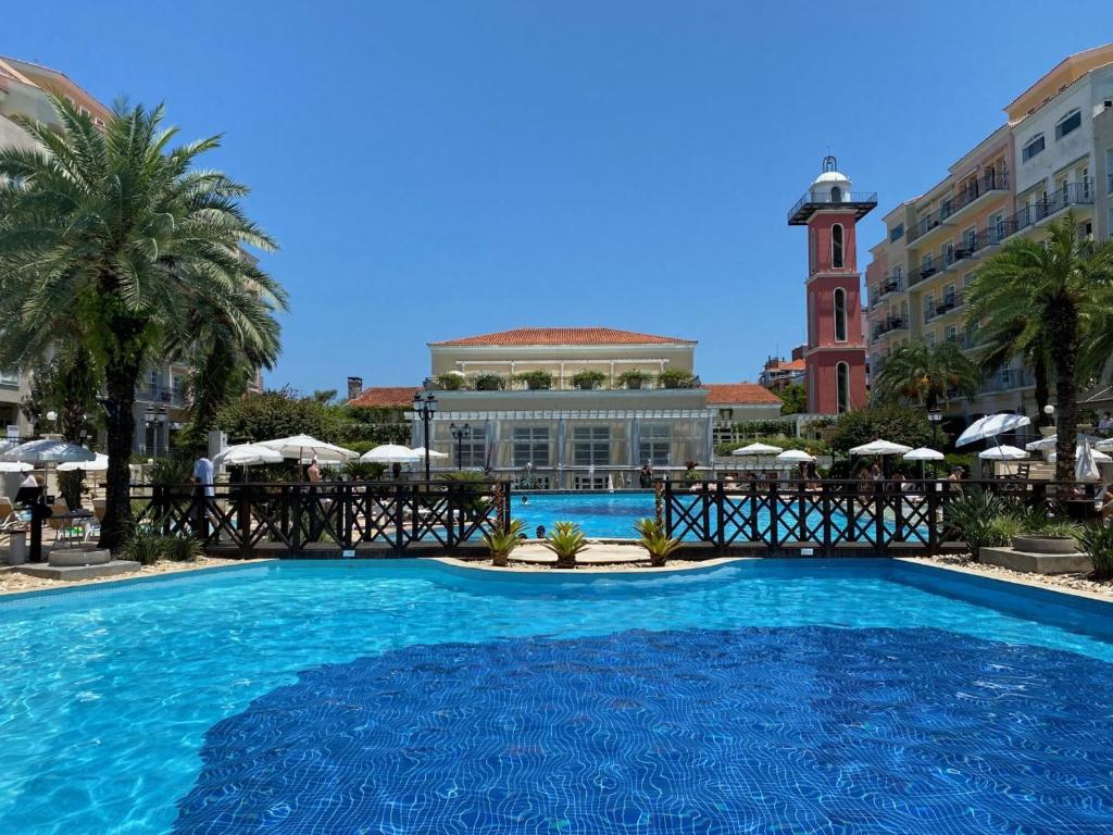 une grande piscine bleue en face d'un bâtiment dans l'établissement IL CAMPANARIO JURERE INTERNACIONAL FLORIANÓPOLIS, à Florianópolis