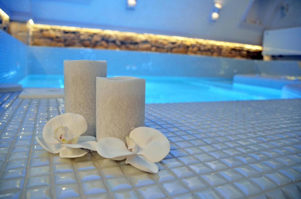 Bazén v ubytování AllureInn Hotel and Spa nebo v jeho okolí