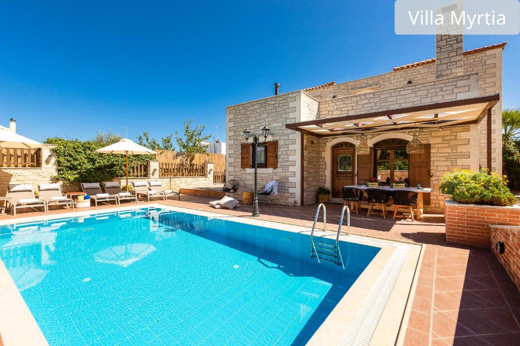 basen przed domem w obiekcie Atsipopoulo Villas w mieście Atsipopoulo