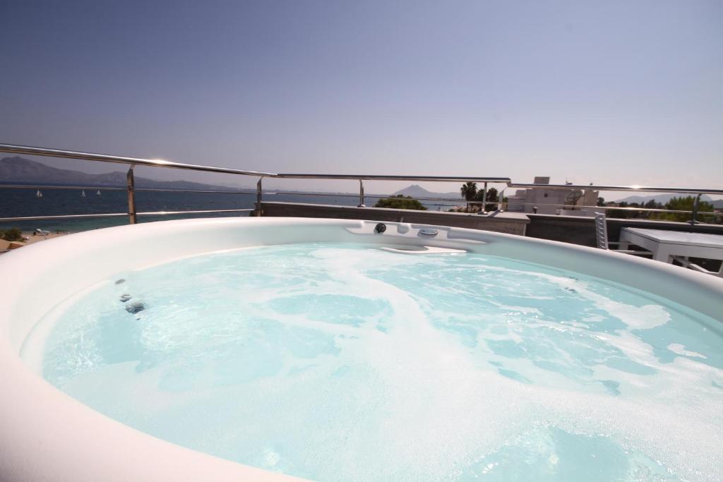 un jacuzzi en el techo de una casa en Tamarells 11, en Puerto Pollensa