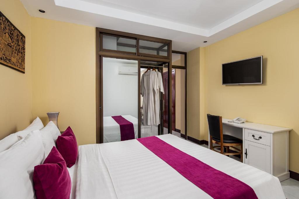 Postel nebo postele na pokoji v ubytování Botum Palace Hotel