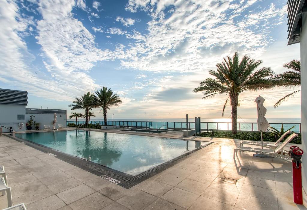 The swimming pool at or close to Churchill Suites Monte Carlo Miami Beach