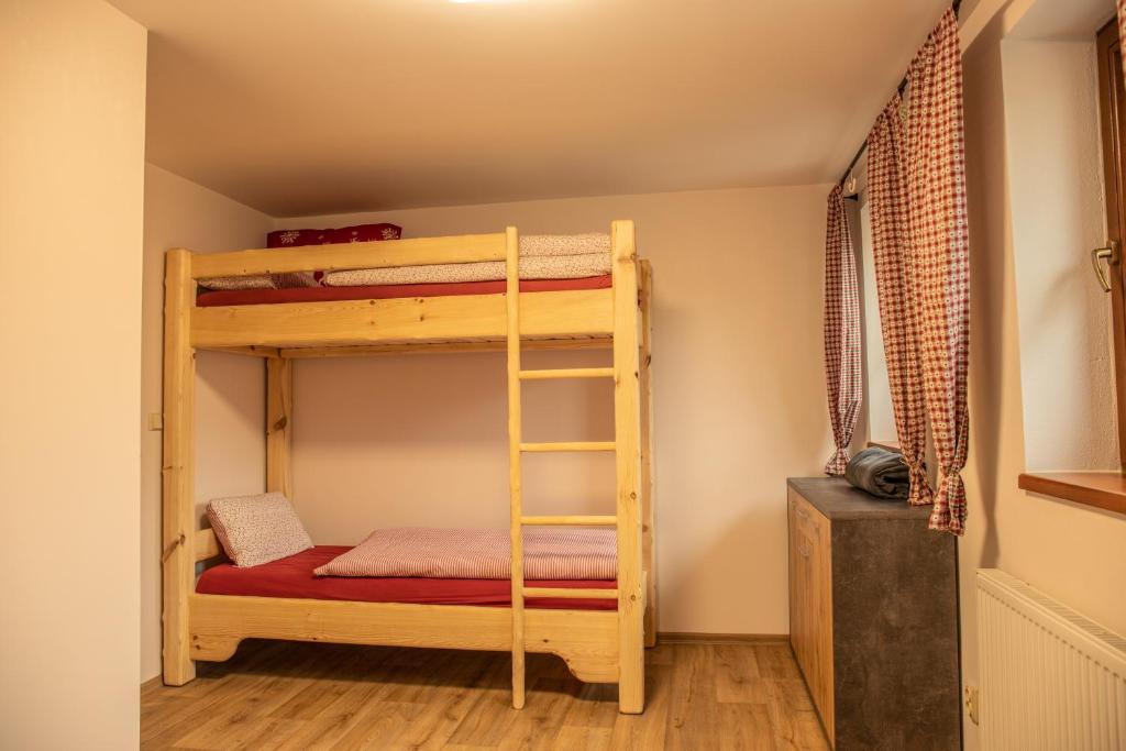 Двухъярусная кровать или двухъярусные кровати в номере Apartmány Kůlna