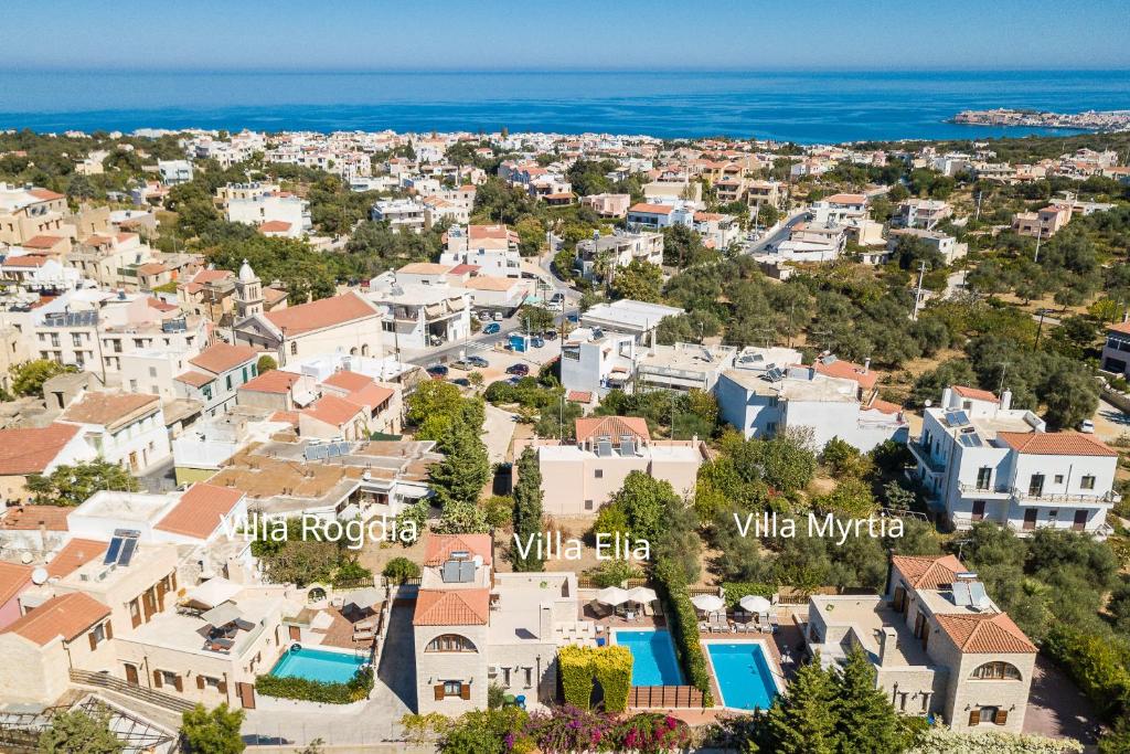 z góry widok na miasto z domami w obiekcie Atsipopoulo Villas w mieście Atsipopoulo