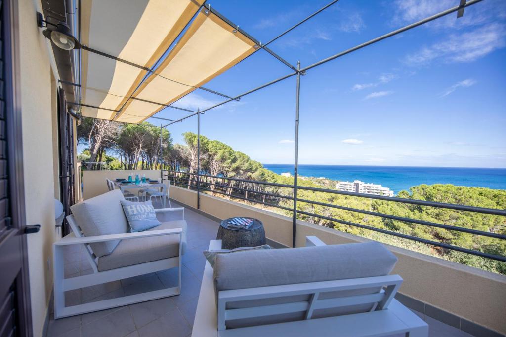 een balkon met stoelen en uitzicht op de oceaan bij Ilenia Seaview in Cefalù