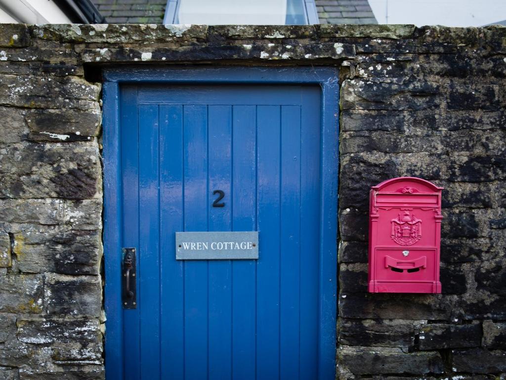 パトリー・ブリッジにあるWren Cottageの青い扉