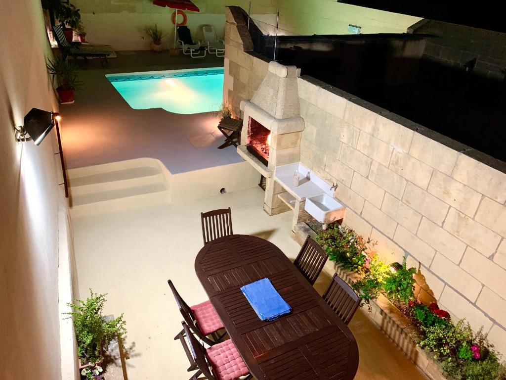 Family Farmhouse & Private Pool Very Good 8 - Three-Bedroom Villa
