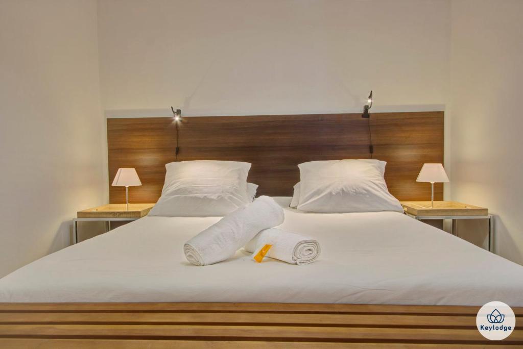 Een bed of bedden in een kamer bij Padam*** - 69m² - Vue sur la mer - Sainte-Marie