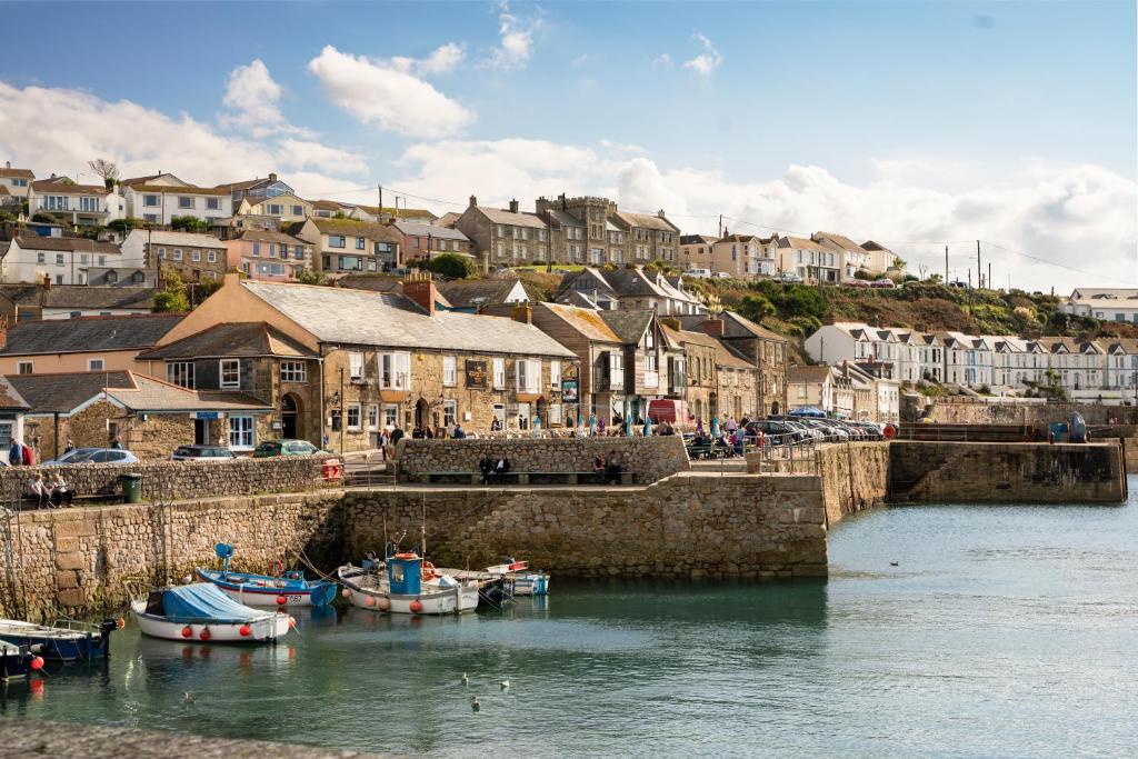 un grupo de barcos están atracados en un puerto en Harbour Inn, en Porthleven