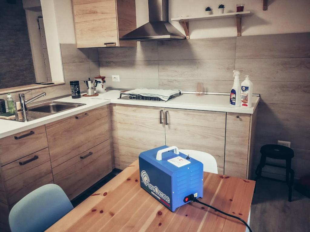 una caja azul sentada en una mesa de madera en una cocina en AFFITTACAMERE TORRESI 2, en Ancona