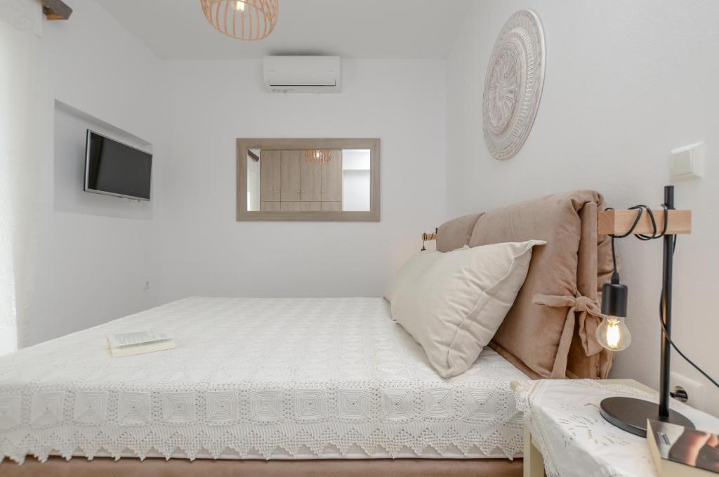 Postel nebo postele na pokoji v ubytování Naxian Wave Seaside Villa