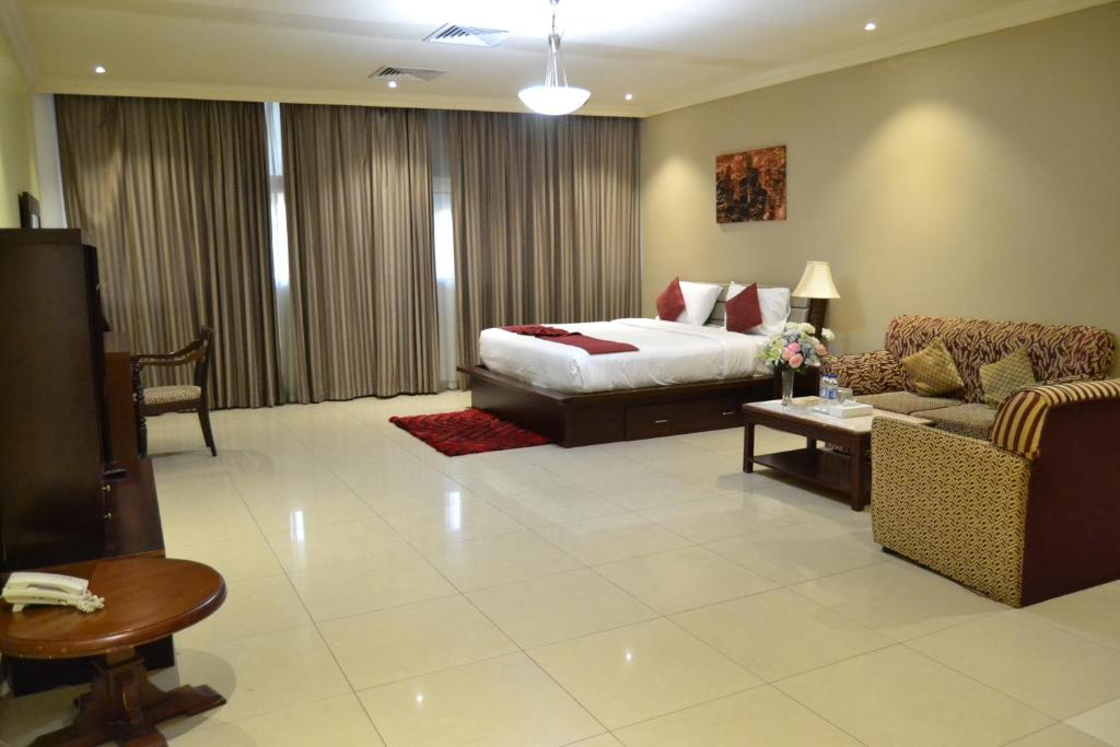 ein Hotelzimmer mit einem Bett und einem Sofa in der Unterkunft ORIENTAL CORNER HOTEL APARTMENTS LLC in Dubai