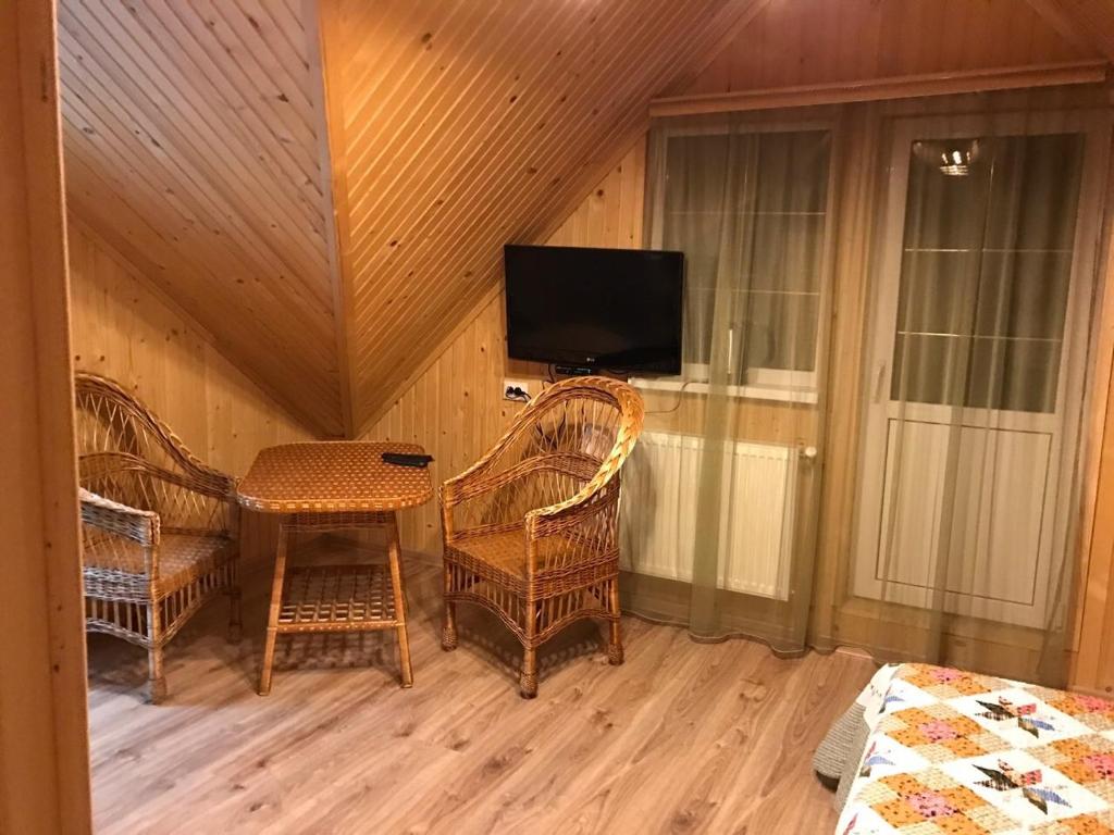 TV a/nebo společenská místnost v ubytování Писанка Плюс