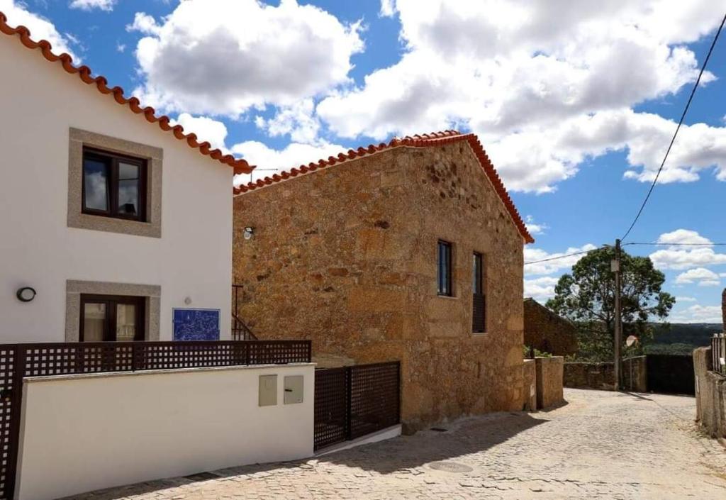 Imagen de la galería de Casas do Torreão 3 casas de alojamento local, en Alfaiates