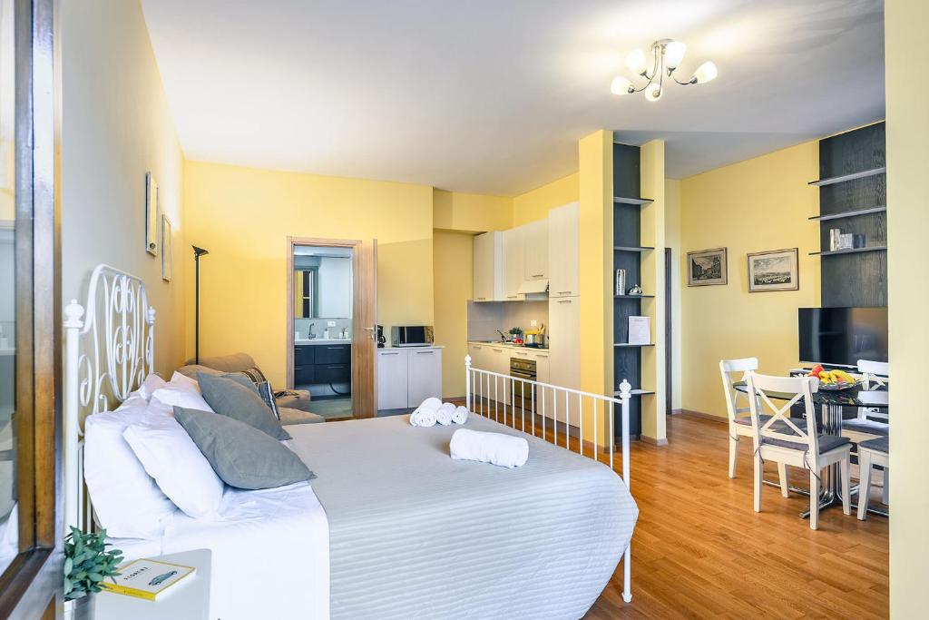 una camera con letto bianco e una cucina di Terrace on Duomo Luxury Flat a Firenze