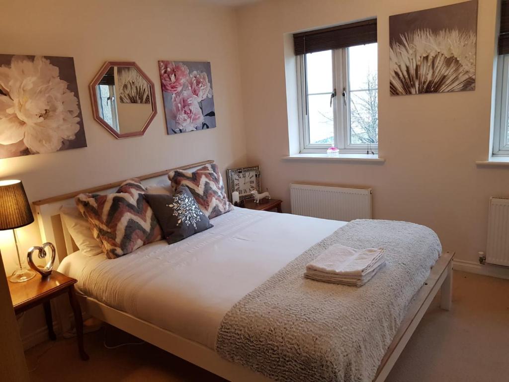 una camera con un letto e due finestre di Caspian House (4 Bedrooms) a Grimsby