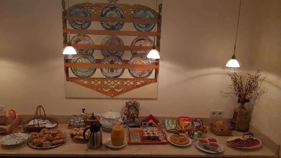 una encimera de cocina con comida en una mesa con luces en Caserón Trastamara, en Rascafría